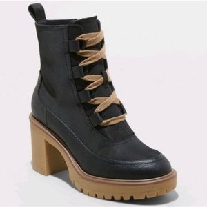 NWT Universal thread boots 🥾